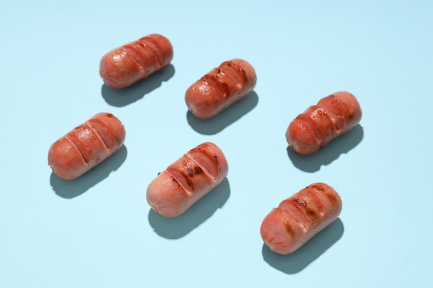 Concetto di cibo gustoso mini salsiccia alla griglia