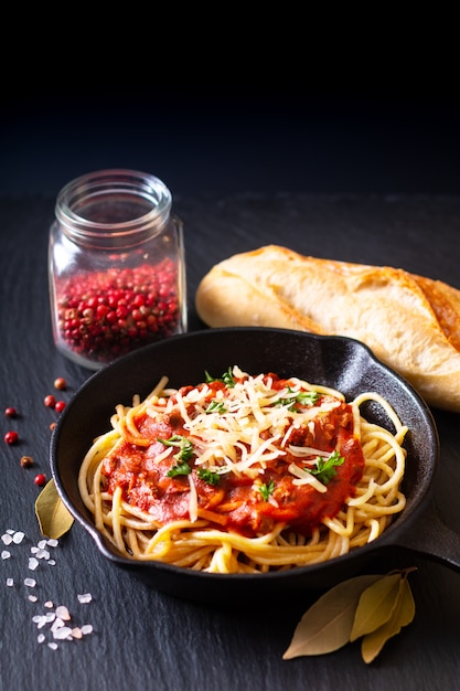 Concetto di cibo Homemade spaghetti alla bolognese in cast di ferro