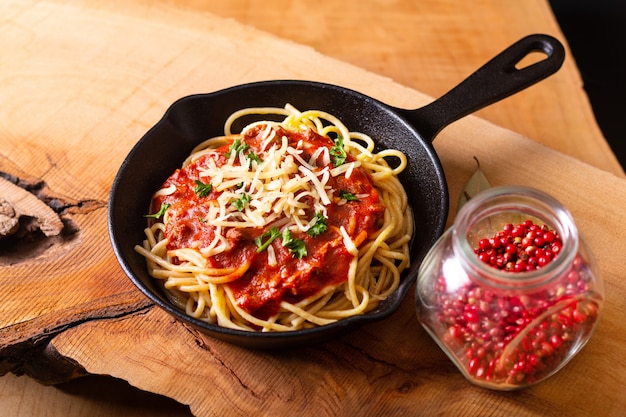 Concetto di cibo Homemade spaghetti alla bolognese in cast di ferro