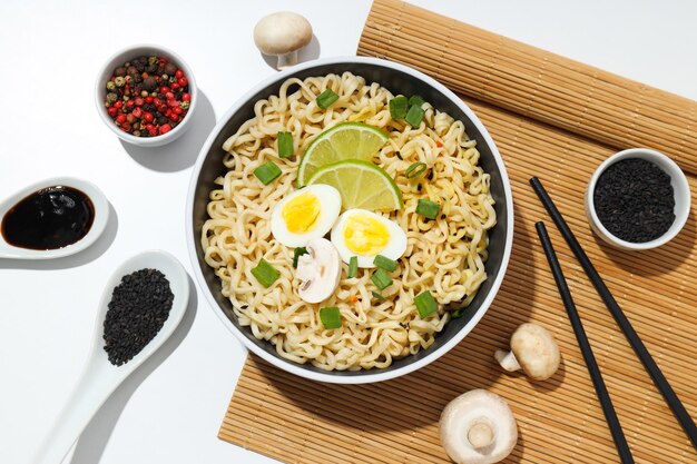 Concetto di cibo istantaneo noodles istantanei vista dall'alto