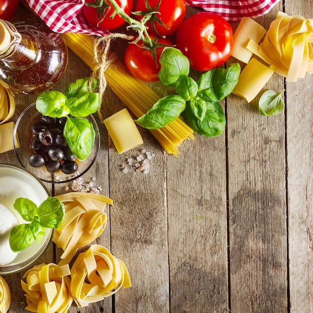 Concetto di cibo italiano fresco colorato gustoso con vari spaghetti di pasta