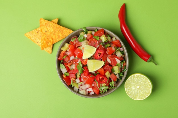 Concetto di cibo messicano con Pico de Gallo su sfondo verde