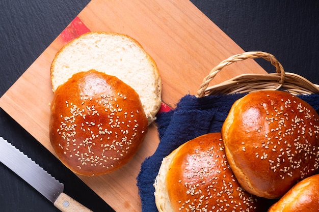 Concetto di cibo Panini per hamburger biologici fatti in casa su tavola di legno con spazio per la copia