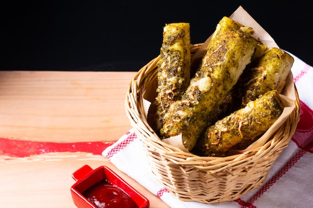 Concetto di cibo pesto fatto in casa Grissini nel cesto del pane su tavola di legno con spazio di copia