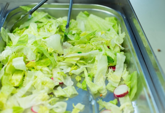concetto di cibo, ristorazione, alimentazione e cucina - primo piano di insalata di lattuga romana in contenitore metallico