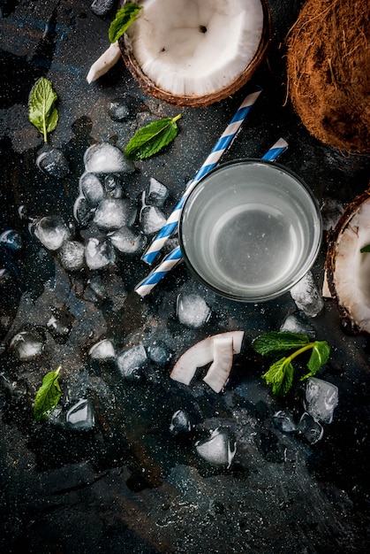 Concetto di cibo sano. Acqua di cocco biologica fresca