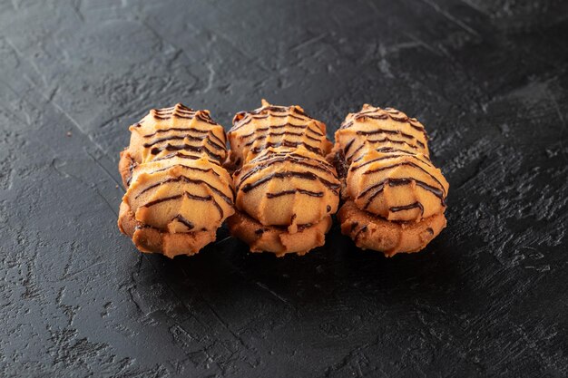 Concetto di cibo sano Biscotti di energia organica fatti in casa su sfondo di pietra di ardesia nera