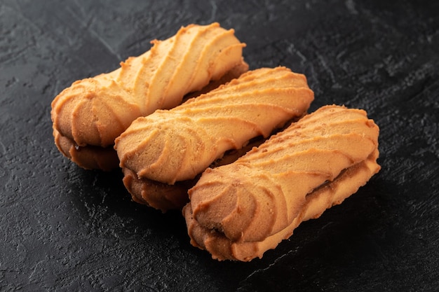 Concetto di cibo sano Biscotti di energia organica fatti in casa su sfondo di pietra di ardesia nera