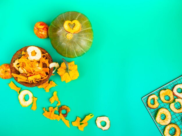 Concetto di cibo sano Chip di mele zucca disidratate miste su sfondo blu con spazio vuoto per il testo Vista dall'alto