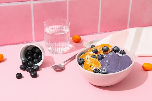 Concetto di cibo sano con frullato di acai