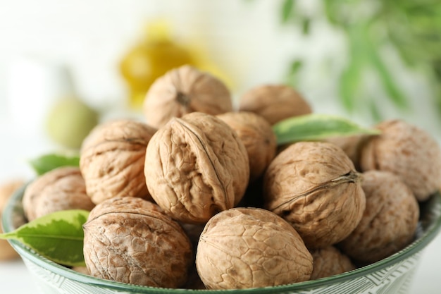 Concetto di cibo sano con noci su fondo di legno bianco