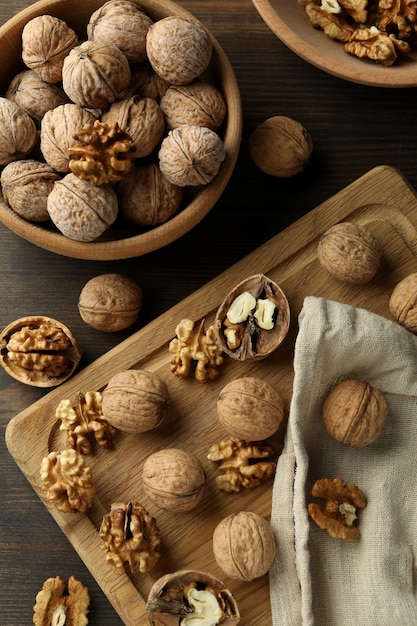 Concetto di cibo sano con noci su fondo in legno