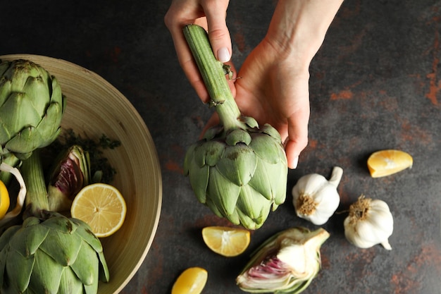 Concetto di cibo sano con pianta di carciofo