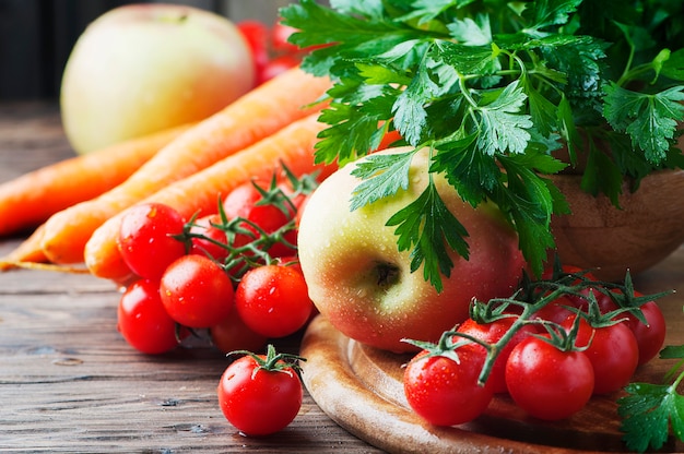 Concetto di cibo sano con pomodoro e mela