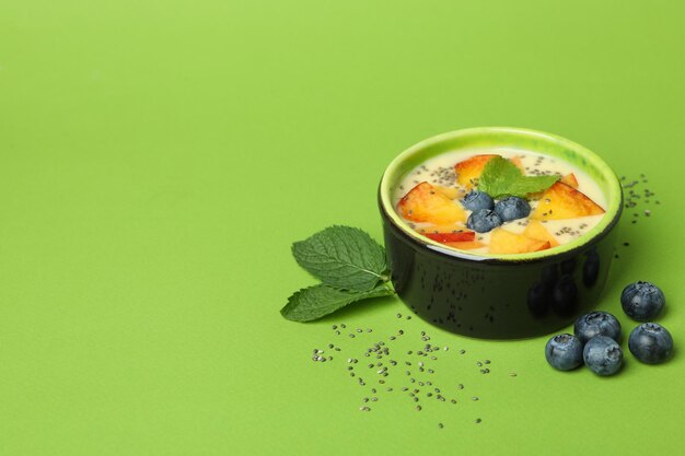 Concetto di cibo sano con yogurt alla pesca su sfondo verde