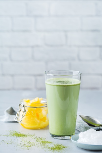 Concetto di cibo sano e pulito, cheto, dieta chetogenica, colazione mattutina. Tè matcha latte antiproiettile con olio di cocco biologico, burro ghee. Atmosfera accogliente da caffè, copia spazio?