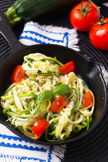 Concetto di cibo sano fatto in casa Guilten-Free Noodles di zucchine, Pasta con pomodoro in padella di ferro padella