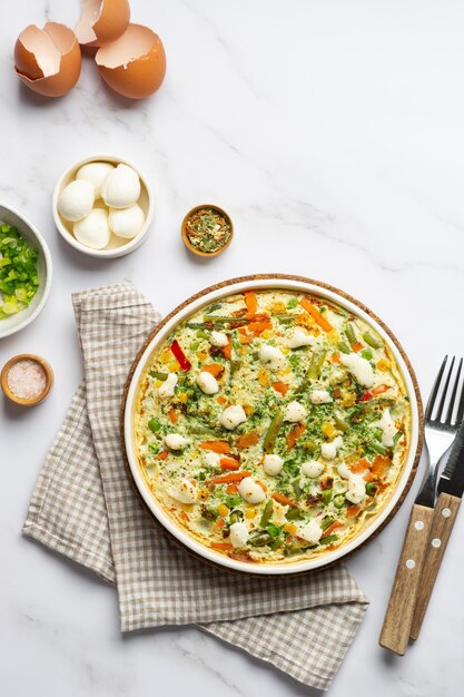 Concetto di cibo sano frittata frittata con verdure e formaggio su marmo con spazio per la copia vista dall'alto