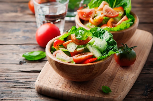 Concetto di cibo sano: insalata con pomodoro e cetriolo