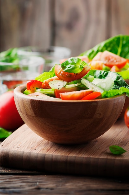 Concetto di cibo sano: insalata con pomodoro e cetriolo