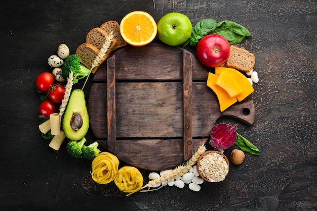 Concetto di cibo sano pane pasta farina di avocado zucca broccoli spinaci Verdure e frutta Vista dall'alto Spazio libero per la copia