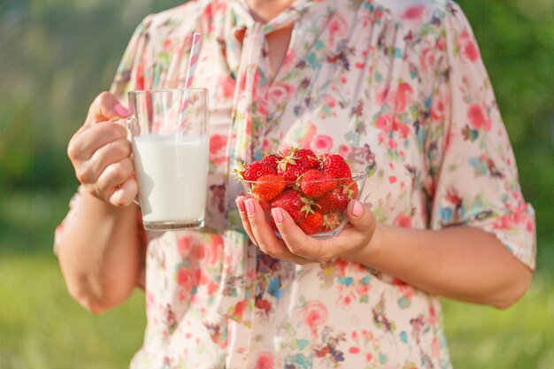 Concetto di cibo sano: primo piano di una mano femmina con un latte