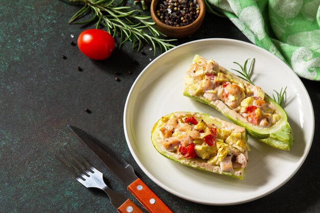 Concetto di cibo sano Zucchine al forno con carne e pomodori su un tavolo di pietra Spazio di copia