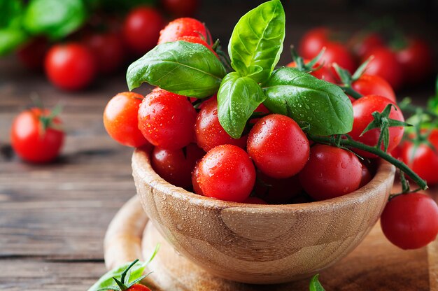 Concetto di cibo vegetariano con pomodoro e basilico