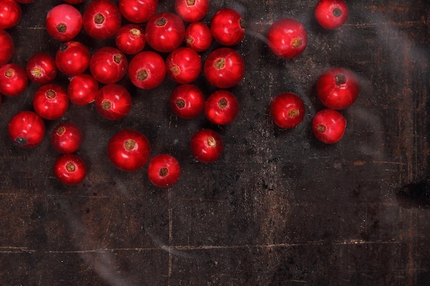 Concetto di cibo vegetariano Dolce succoso ribes rosso su sfondo scuro Vista dall'alto Primo piano