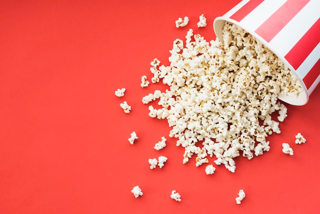 Concetto di cinema con popcorn