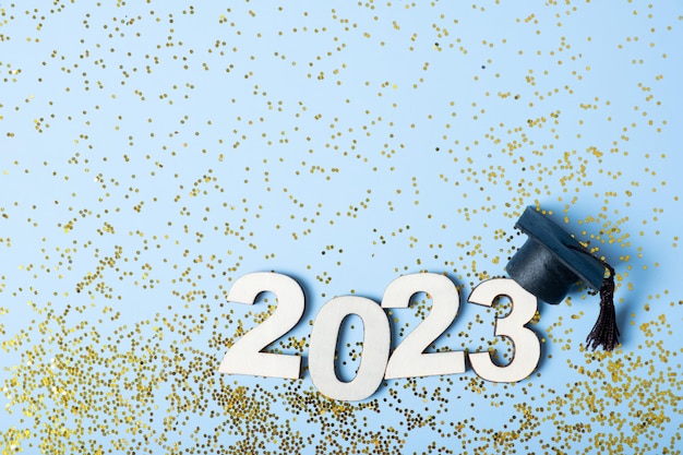 Concetto di classe 2023 Numero in legno 2023 con tappo graduato su sfondo colorato