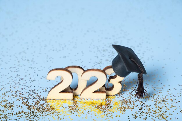 Concetto di classe 2023 Numero in legno 2023 con tappo graduato su sfondo colorato