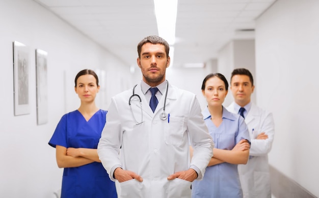 concetto di clinica, professione, persone, assistenza sanitaria e medicina - gruppo di medici o dottori nel corridoio dell'ospedale