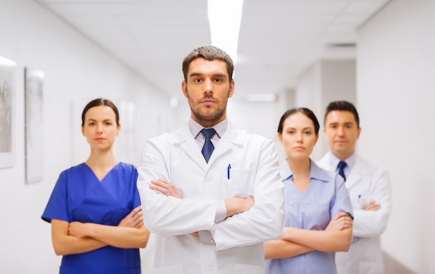 concetto di clinica, professione, persone, assistenza sanitaria e medicina - gruppo di medici o dottori nel corridoio dell'ospedale