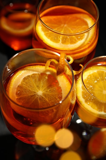 Concetto di cocktail estivo Aperol Spritz da vicino