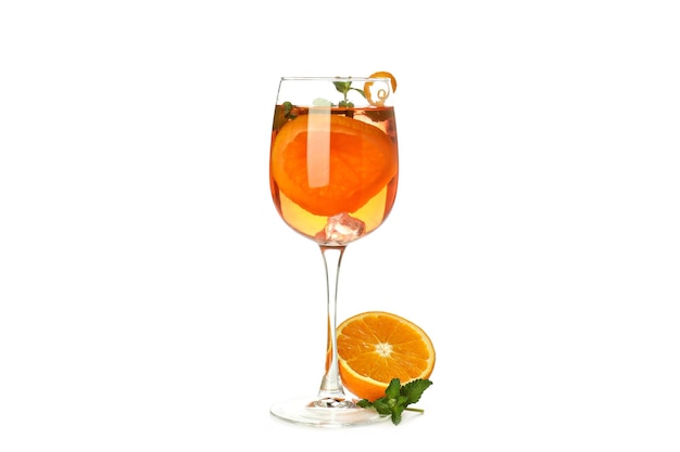 Concetto di cocktail estivo Aperol Spritz isolato su sfondo bianco