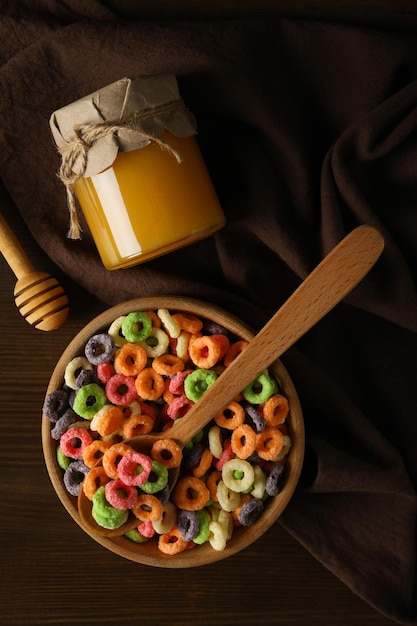 Concetto di colazione cibo fiocchi di mais colorati vista dall'alto