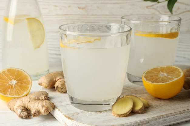 Concetto di colazione con acqua di limone e zenzero