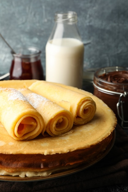 Concetto di colazione con crepes con zucchero in polvere e pasta di cioccolato