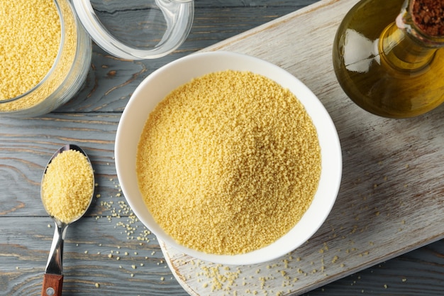 Concetto di colazione con cuscus sul tavolo di legno grigio