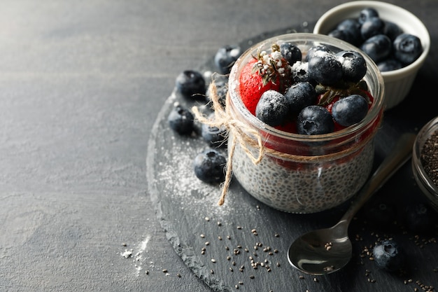 Concetto di colazione con delizioso budino di chia