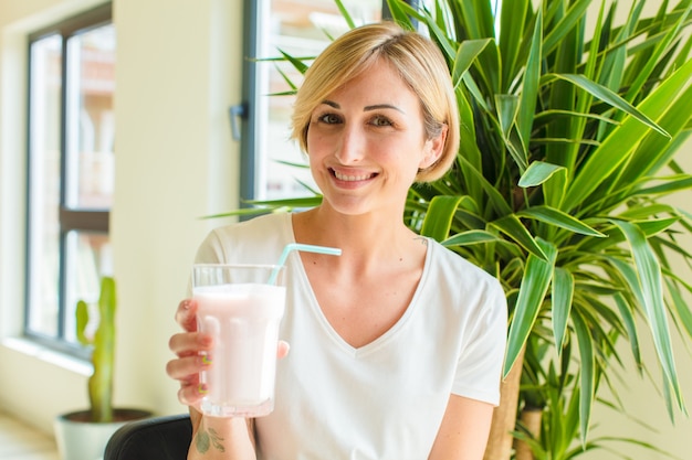 Concetto di colazione donna abbastanza bionda