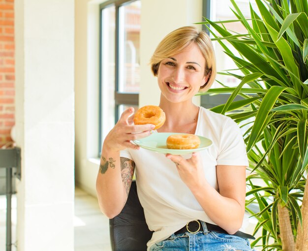 Concetto di colazione donna abbastanza bionda