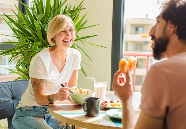 Concetto di colazione giovane coppia