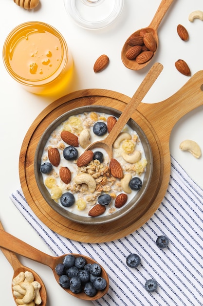 Concetto di colazione gustoso e nutriente - muesli con yogurt