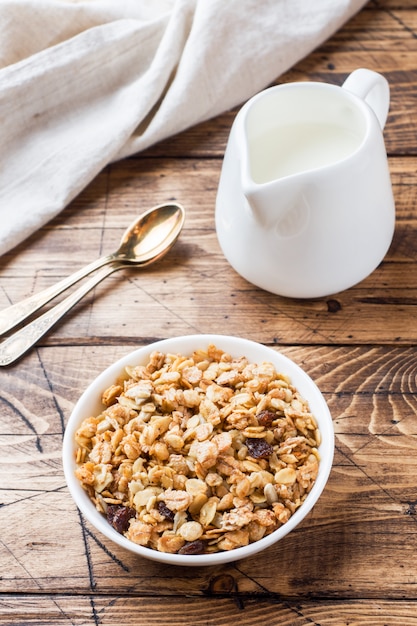 Concetto di colazione muesli latte caffè e cracker