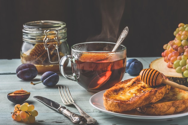 Concetto di colazione sana. French toast con miele