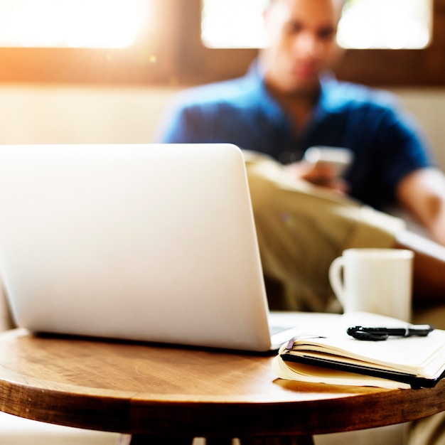 Concetto di collegamento del computer portatile di lavoro della caffetteria dell&#39;uomo