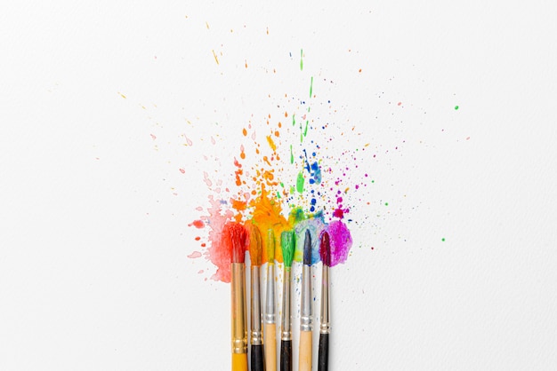 Concetto di colori LGBTQ realizzato con l'aiuto di colori ad acquerello e pennelli di fiori di azalea su un foglio di carta per la pittura ad acquerello