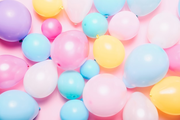 Concetto di compleanno con palloncini colorati